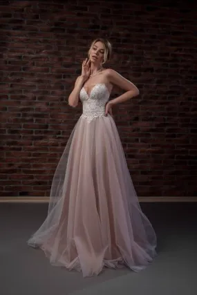 ---Wedding dress with powder pink tulle skirt, embellished with a tight lace bodice with a sweetheart neckline, internal bra--