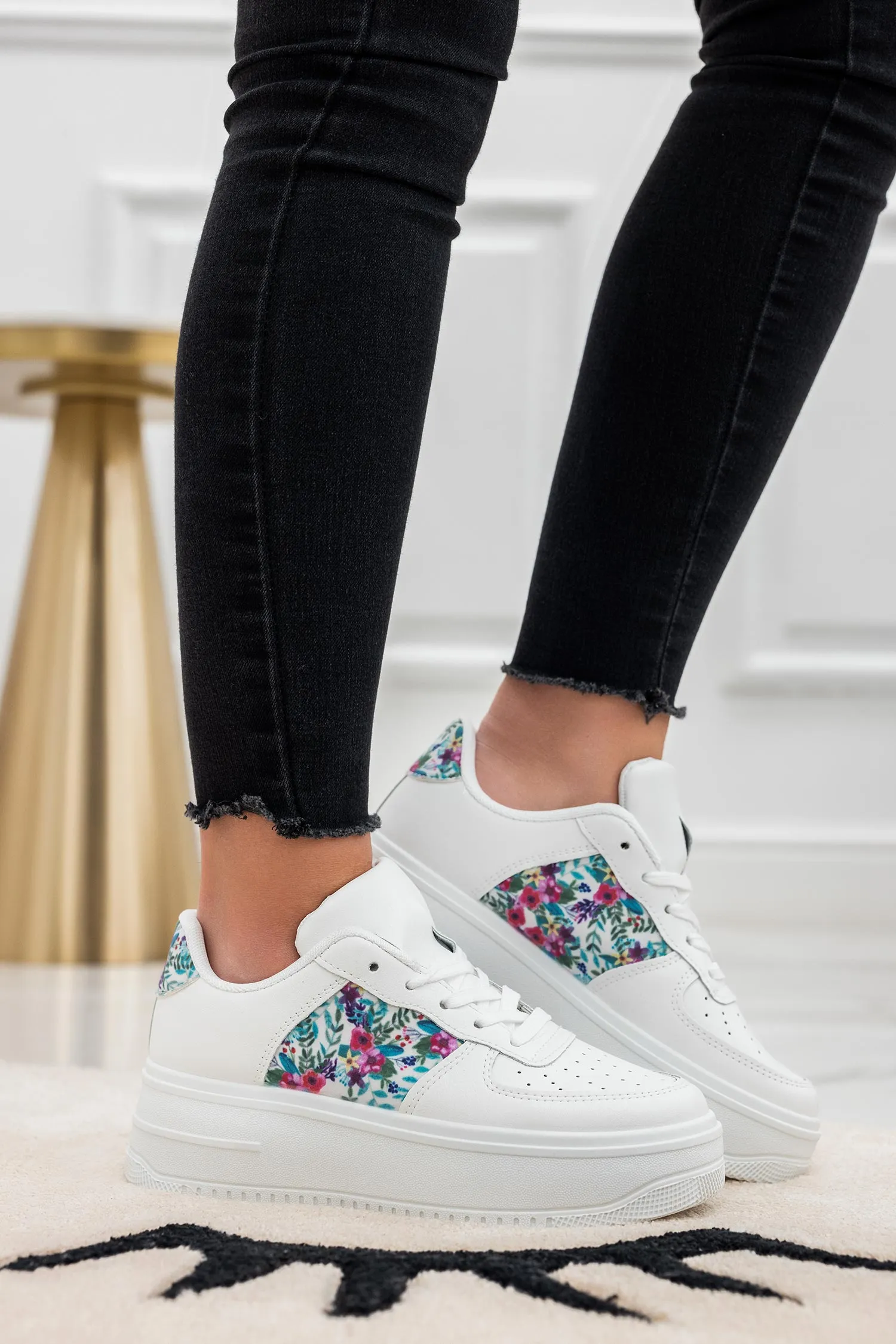 Sneakers bianche con stampa floreale