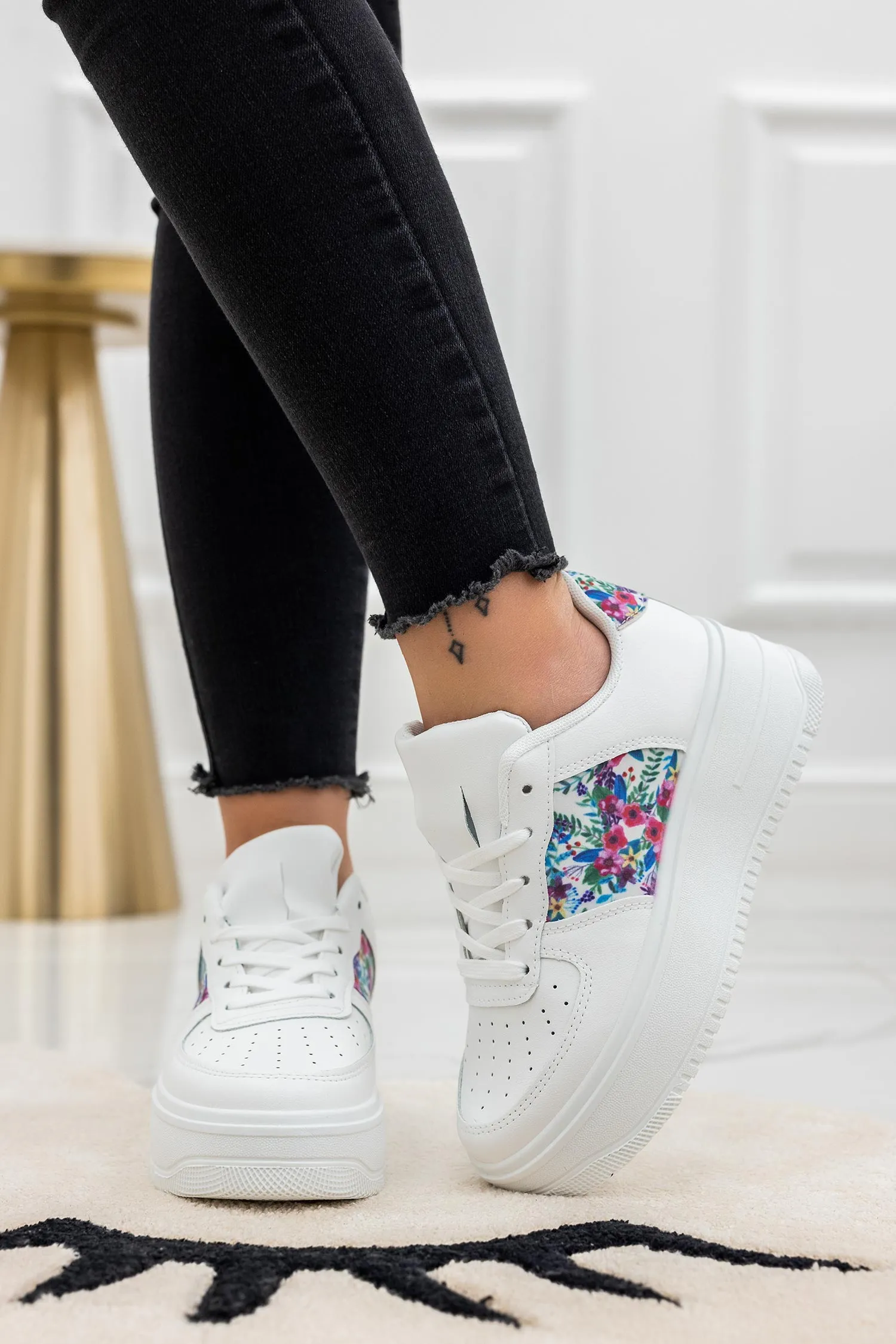 Sneakers bianche con stampa floreale